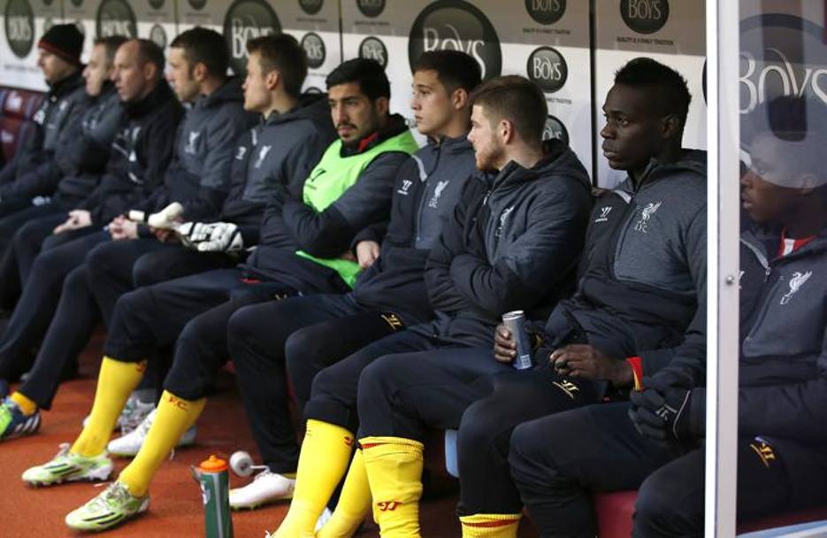 Mario Balotelli, 24 anni, non sorride seduto in panchina durante Burnley-Liverpool. LaPresse